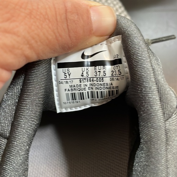 Barely worn Nike air shoes size 5 kids 6 women's no scuffs of visible wear . - Picture 5 of 5